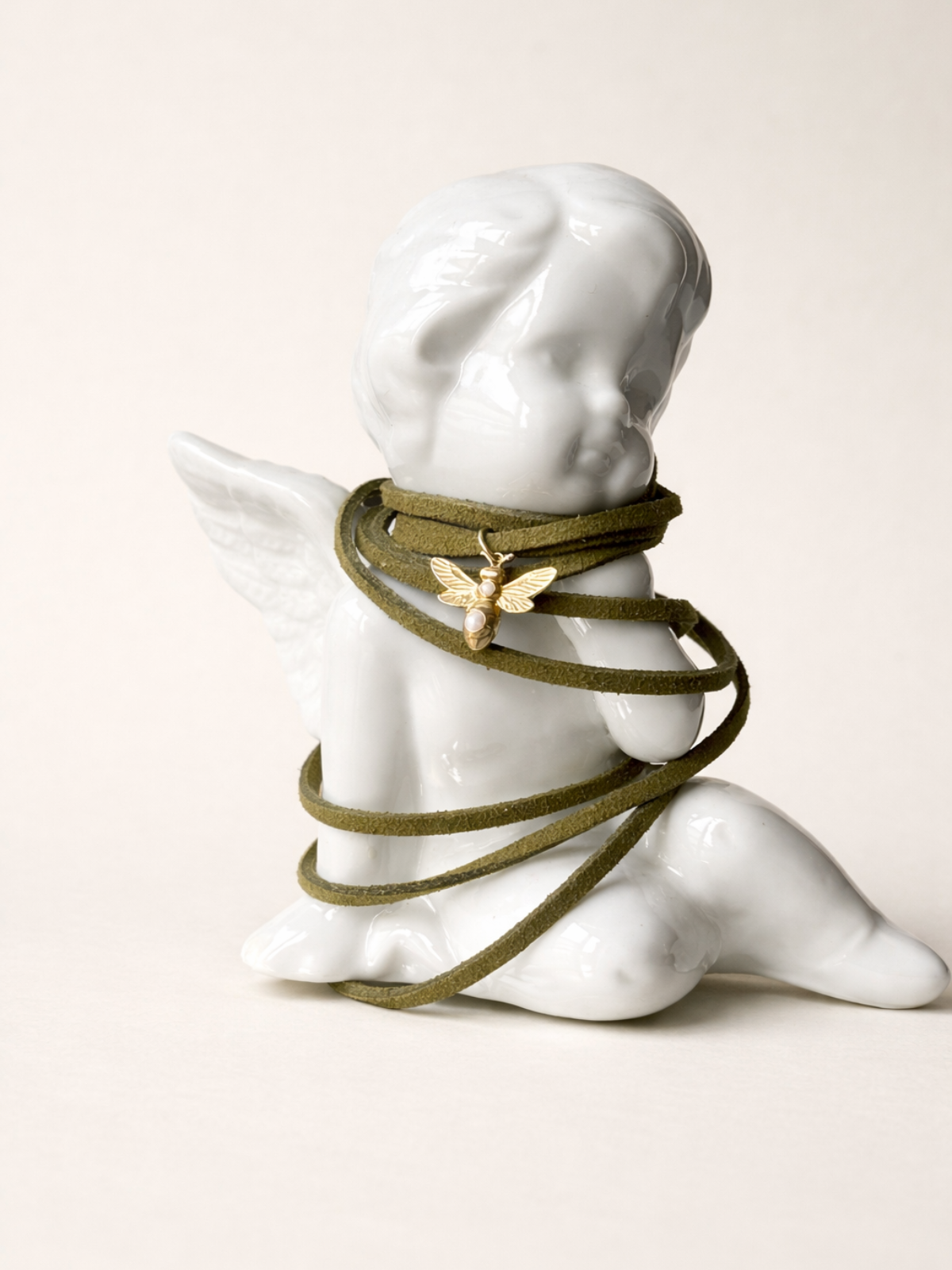 Collar de ante con charm de Luciérnaga