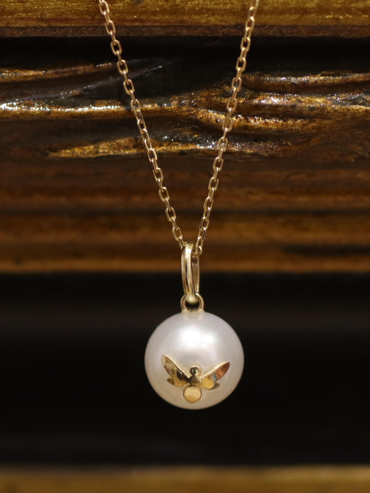 Colgante Perla y Luciérnaga Oro 18kt