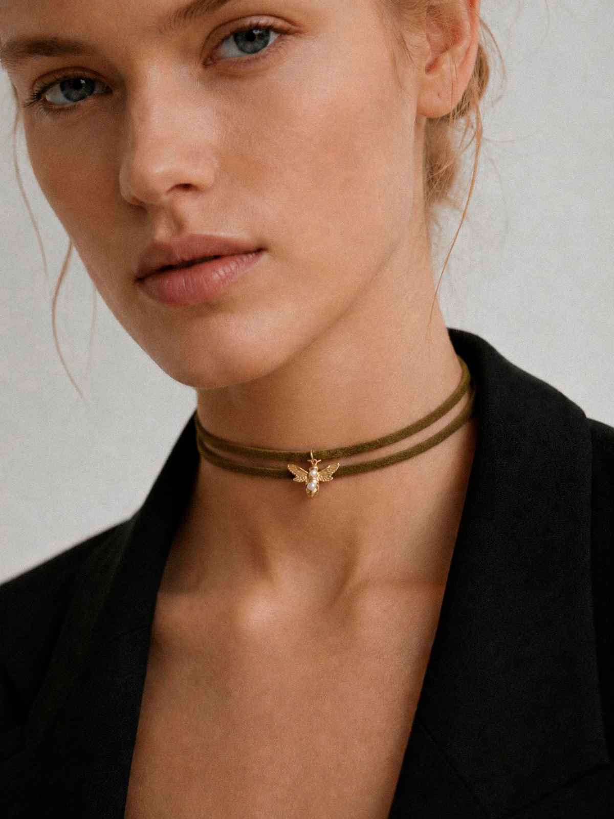 Collar de ante con charm de Luciérnaga