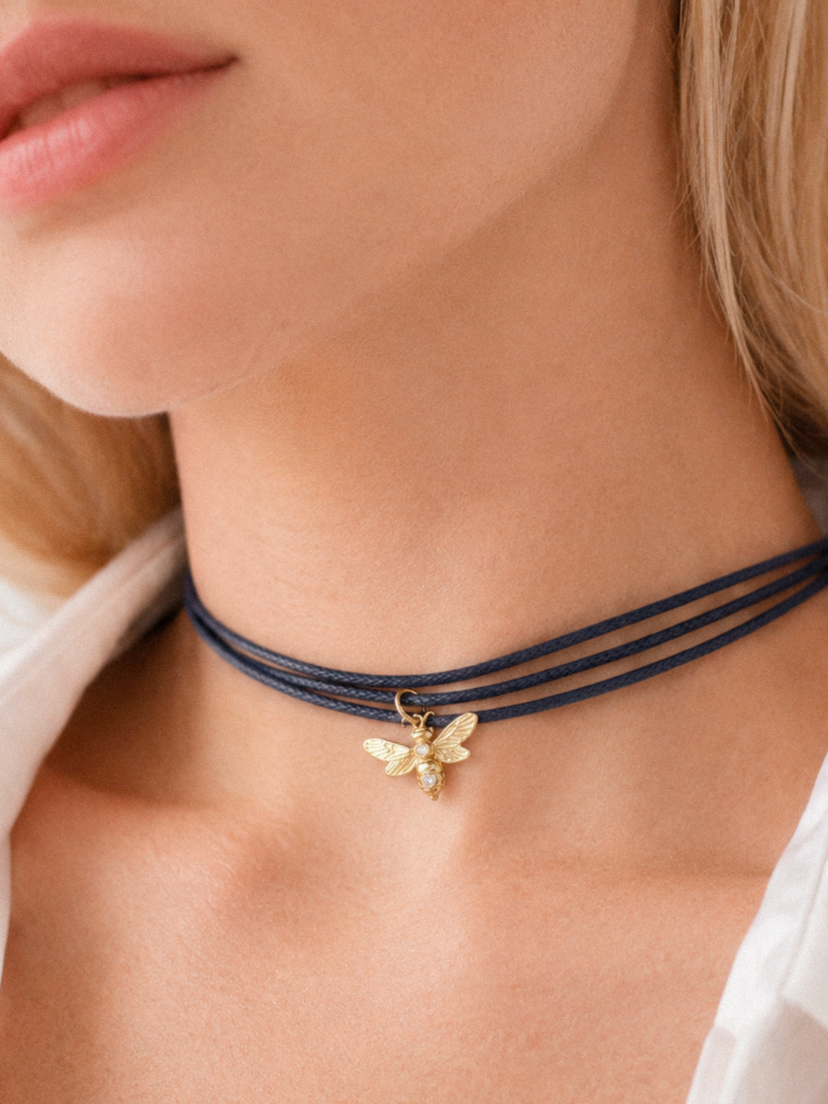 Collar de cuero con charm de Luciérnaga