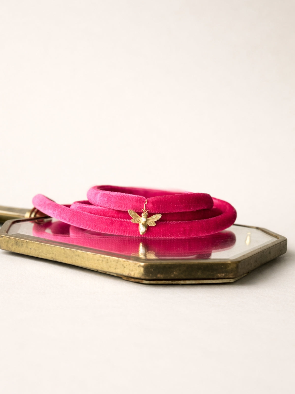 Collar de terciopelo con charm de Luciérnaga