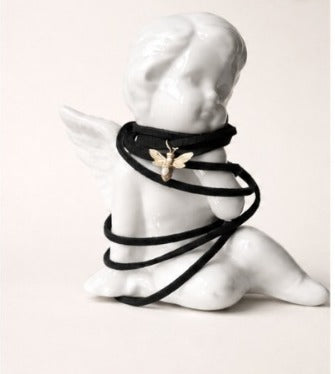 Collar de ante con charm de Luciérnaga